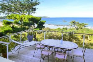 Beautiful 4 family villa overlooking the beach, cleaning included à Locquirec